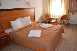 Отель Vila Chesa Корунка Двухместный номер с 1 кроватью или 2 отдельными кроватями-1
